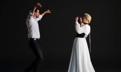 Besteci, solist  “Haber Ver” türküsünü gençlere hediye ediyor