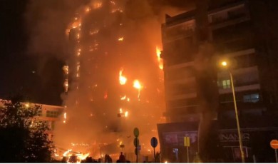 10 Katlı İş Merkezi Alev Aldı